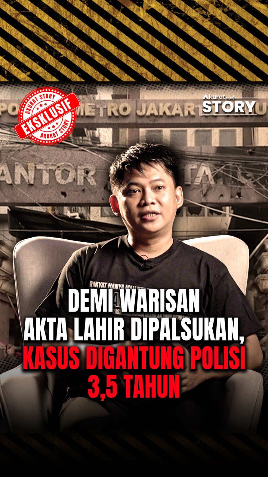 Lebih dari tiga tahun seorang warga Jatinegara, bernama Roby, berjuang mencari keadilan. Ia berulang kali mendatangi Polres Jakarta Timur, Polda Metro Jaya, hingga Mabes Polri. Namun, laporan polisi yang di buatnya tak kunjung mendapatkan titik terang. Roby juga telah mengadukan permasalahannya ke Komisi III DPR, kanal Lapor Mas Wapres, hingga Presiden Prabowo Subianto. Sayangnya, semua upaya itu belum juga membuahkan hasil. Perkara yang dilaporkan Roby bermula ketika ia menerima kabar pemalsuan dokumen dan pemberian keterangan palsu di akta lahir ayahnya, Thio Kok An. Kelima saudara kandung sang ayah (paman dan bibi Roby) diduga terlibat dalam pemalsuan tersebut. Meski memiliki bukti-bukti kuat, namun laporan Roby mandek. Ia menduga ada oknum yang melindungi para terlapor, bahkan menggiring perkara pidana ini menjadi sengketa perdata. Lantas masih adakah keadilan untuk Roby? Simak kisah selengkapnya di episode terbaru Akurat Story, hari ini jam 19.00 WIB hanya di Youtube Akuratco! #pemalsuandokumenotentik #polri #laporan #keadilan #akuratstory 