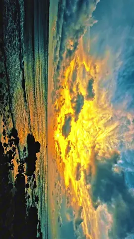 🌻🌻YÊN BÌNH KHÔNG PHẢI Ở NƠI KHÔNG CÓ SÓNG GIÓ… Người ta cứ đi tìm bình yên ở một nơi thật xa, mà quên rằng, bình yên không nằm ở địa điểm nào cả , mà nằm ở trong lòng ta .. Có người giữa phố thị ồn ào vẫn thấy mình an nhiên. Có người ở giữa núi rừng tĩnh lặng vẫn  thấy lòng mình trống rỗng. Bởi khi tâm mình tĩnh lặng nơi đâu cũng là chốn an yên. Khi tâm mình loạn nhịp, đứng trước biển rộng bao la vẫn thấy lòng mình chật chội. Học cách lắng nghe chính mình, Vì bình yên thật sự… , là khi ta thôi chấp nhặt , ganh đua giữa dòng đời ..🪷🪷#xegialinh #fyp #sunset #xuhuong #trending 