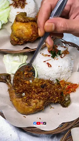 Cuma nasi dikasi bawang goreng enaknya gak ketulungan 😍 #ayamgorengpakkumis #kulinerviral #kuliner24jam #malangeatout #ayamgoreng 