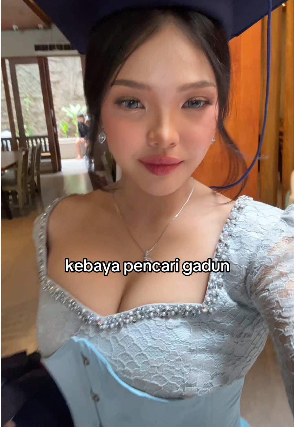 bukan disengaja melorot ya 😠