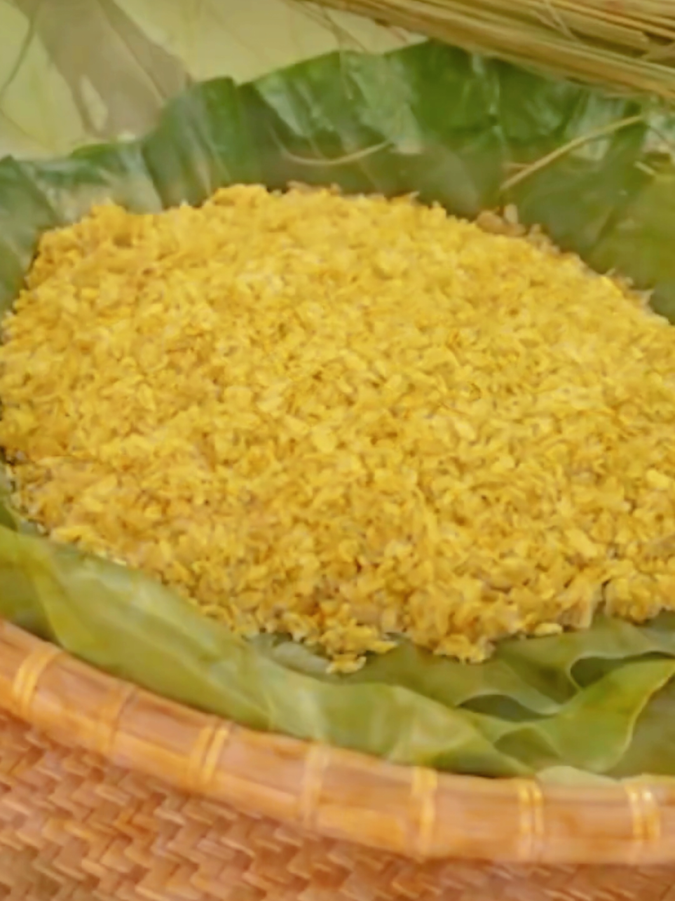 🌾 Cốm làng Vòng – hương vị của mùa thu Hà Nội 🌾 Tương truyền rằng, từ thuở xa xưa, một năm nọ, lúa ngoài đồng còn xanh thì gặp cơn mưa to, gió lớn. Đồng lúa bị ngập úng, người dân tiếc của, vội gặt sớm đem rang lên cho đỡ hỏng. Nào ngờ, những hạt lúa non sau khi rang dậy mùi thơm lạ lùng, giã ra thì dẻo, thanh và mang vị ngọt dịu của trời đất. Từ đó, người làng Vòng (nay thuộc quận Cầu Giấy, Hà Nội) giữ lại bí quyết ấy, sáng tạo nên món cốm – thức quà tinh tế của mùa thu Bắc Bộ. Qua bao thế kỷ, cốm làng Vòng vẫn được gói trong lá sen thơm, buộc bằng rơm nếp vàng – giản dị mà thanh tao. Cốm không chỉ là món ăn, mà là hồn cốt của mùa thu Hà Nội: dẻo như lòng người, xanh như lúa non, thơm như hương trời đất. Ngày nay, giữa nhịp sống hiện đại, người ta vẫn mong đợi những gánh cốm đầu mùa, vẫn nâng niu từng hạt cốm như nâng niu ký ức tuổi thơ – nơi mùa thu bắt đầu bằng tiếng chày giã cốm lách cách nơi làng Vòng, và kết lại bằng mùi hương cốm thoảng trong gió heo may.#vietnamtoiyeu #amthucquenha #cốmhànội 