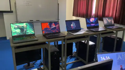 ngerinyo🥶🥶  #laptopgaming #loq #acernitero #hpvictus #macbook 