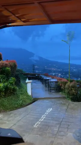 View setelah di guyur hujan seharian di qimatu cafe #promomakangajian #promoseruweekend #promomakan1010 #TempatNongkrongHits 