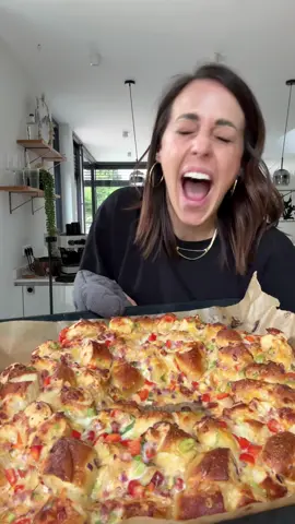 📍Maxi Laugenkringel im Flammkuchenstyle 😋 Der einfachste Partysnack, wenn du keinen Bock auf stundenlanges Kochen hast, aber trotzdem was Besonderes auftischen willst! Du brauchst: 🥨 1 Pck. TK Mini-Laugengebäck 🧀 1 Mozzarella 🌶️ 2 rote Paprika 🧅 1 kleine rote Zwiebel 🌿 ¼ Lauchstange 🥓 1 Pck. Schinkenwürfel 🍅 1 Handvoll getrocknete Tomaten 🧀 etwas geriebenen Käse 🥣 1 Pck. Crème fraîche 	•	Gewürze nach Geschmack So geht’s: 1️⃣ Laugengebäck antauen lassen. 2️⃣ Gemüse & Mozzarella klein schneiden, alles mit Schinken, Crème fraîche & Gewürzen mischen. 3️⃣ Laugenstücke dazu, gut vermengen. 4️⃣ Ringförmig aufs Blech geben und bei 180 °C (O/U-Hitze) ca. 25–35 Minuten goldbraun backen. Richtig lecker, super easy – probiert’s aus und taggt mich, wenn ihr’s gemacht habt! #EasyRecipe #partysnack #flammkuchenstyle #laugengebäck #blitzrezept    