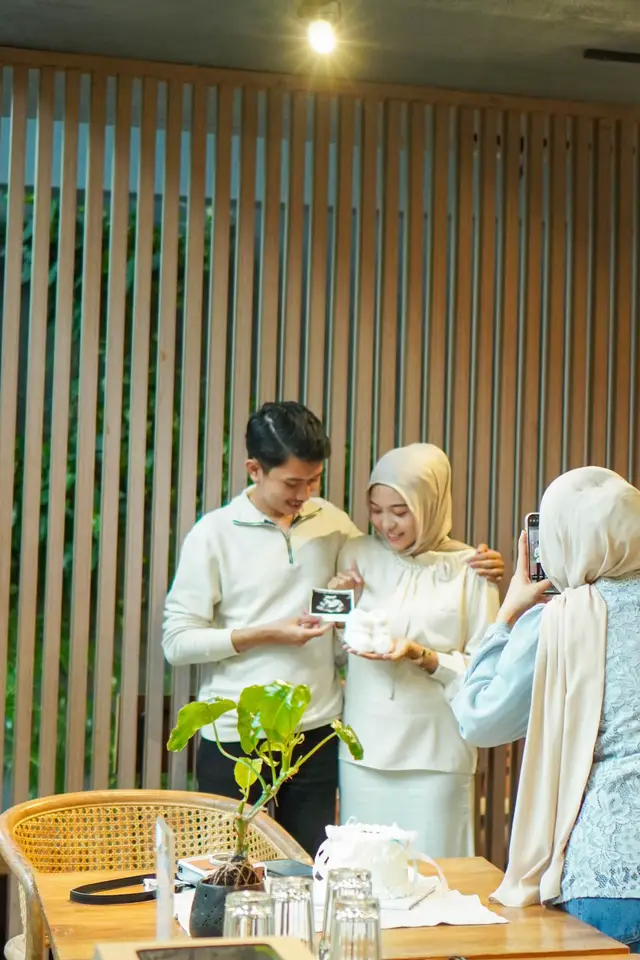 Our intimate gender reveal, it’s a… 👶🏻🤍 #genderreveal #pregnant #masyaallahtabarakkallah @Risfi Pratama 