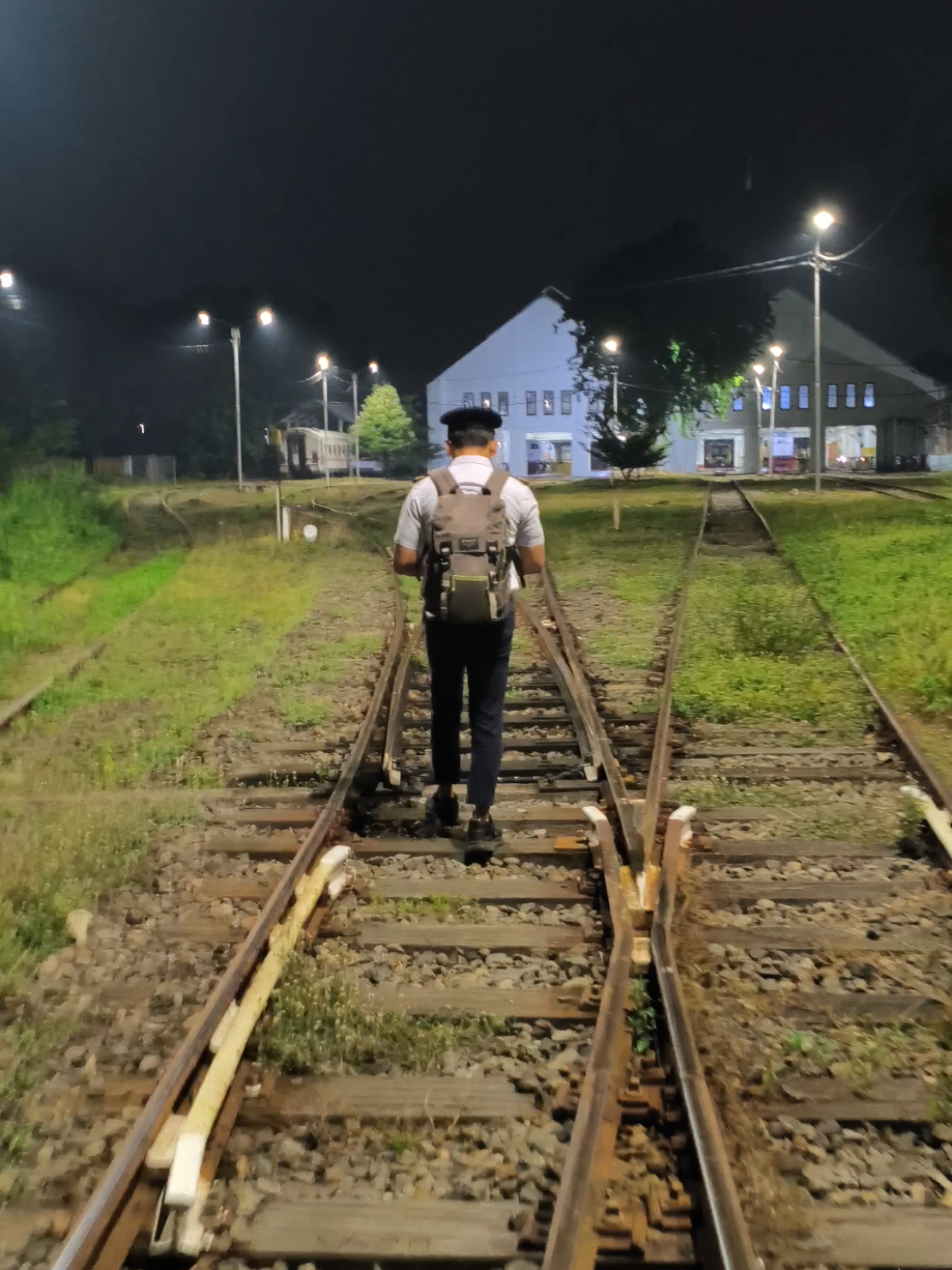 Jam subuh.  tempat yang sama partner yang berbeda.  ada yang tau ini dimana??  btw tas ransel pak masinis bagus.  #fyp #gajiansale #masinis #masinisindonesia #bumn 