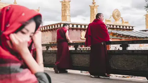 Tây Tạng không chỉ là một điểm đến. Đó là vùng đất nơi con người hướng ánh mắt lên những đỉnh Himalaya để tìm thấy đức tin. Mỗi bước chân đi qua đều vang lên tiếng cầu nguyện. Mỗi ngọn núi, dòng sông hay lá cờ lungta tung bay đều ẩn chứa một nguồn năng lượng thiêng liêng. Giữa lặng im của trời đất, cảm giác như có một sức mạnh vô hình đang chạm vào tâm hồn, khiến mọi muộn phiền tan dần. Đến Tây Tạng để lắng nghe chính mình, để bình yên trở về, và để hiểu rằng đức tin có thể nâng bước con người vượt qua mọi giới hạn. #tibet #taytang #tamlinh #ductin #binhyen 