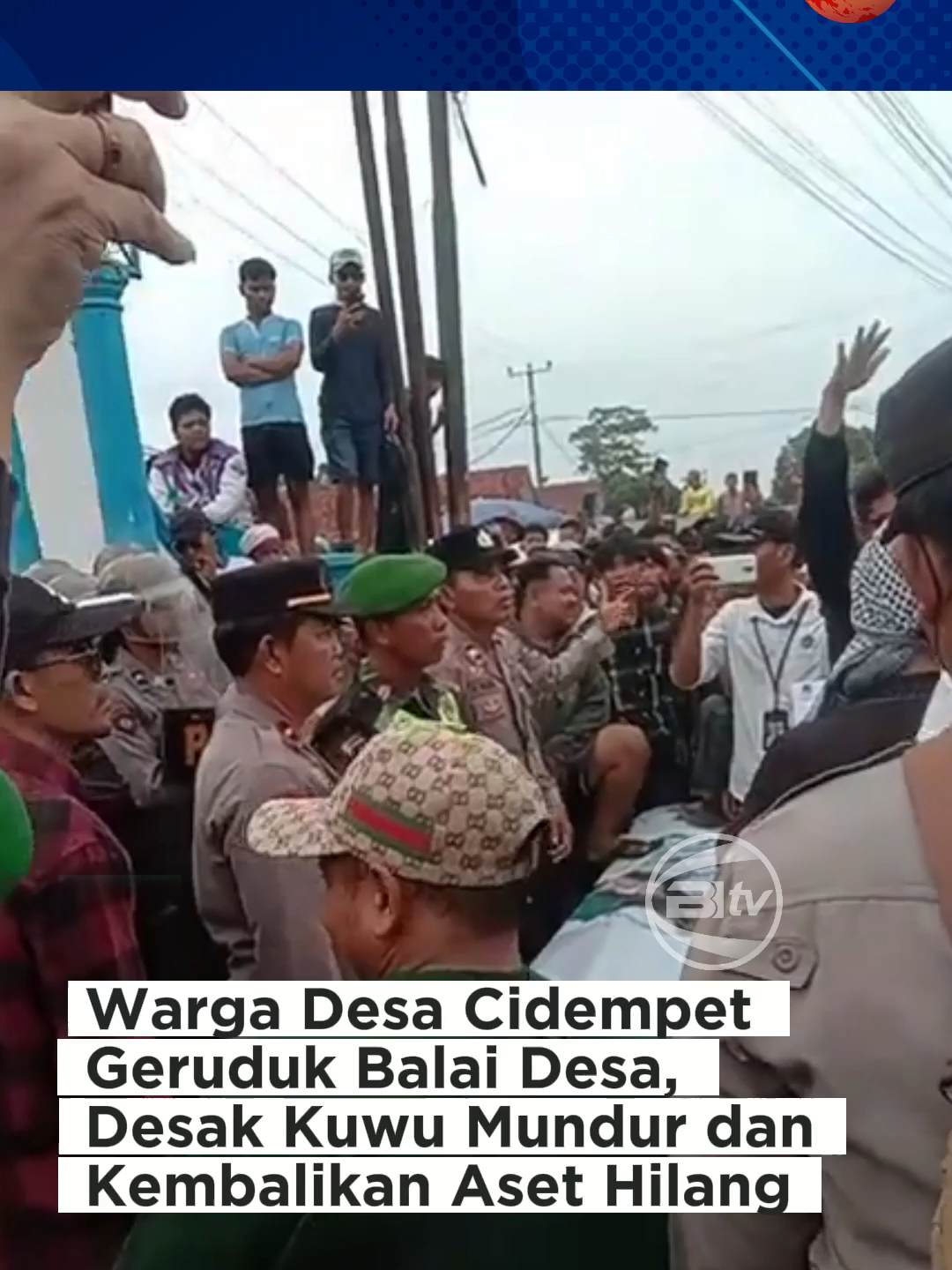 Aksi unjuk rasa ratusan warga Desa Cidempet di Kecamatan Arahan, Indramayu, mencerminkan puncak kekecewaan masyarakat terhadap kepemimpinan Kuwu Muhafidin yang dianggap tidak transparan dan sarat penyimpangan. Warga menuding adanya praktik pungutan liar dalam program PTSL serta dugaan penyalahgunaan Dana Desa pada program ketahanan pangan. Melalui aksi bertajuk “Grudug Balai Desa”, massa menuntut agar aparat penegak hukum segera mengusut tuntas dugaan korupsi dan menuntut pemberhentian Kuwu secara tegas demi mengembalikan kepercayaan publik terhadap pemerintahan desa.  #bitv #newsbitv #beritahariinibitv #bitvonline