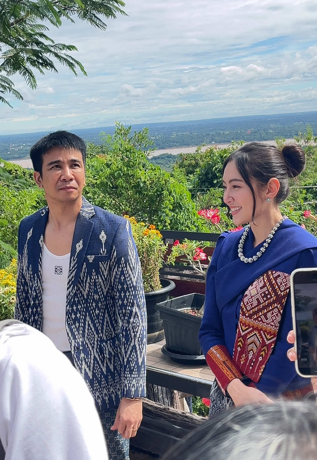 บ้านเฮากะส่ำบ้านเฮา 🤍                     อ้ายก้อง กับ คุณเบลล่า คนดีคนเดิมของอิชั้น ช่วงพบปะทักทายแฟนคลับที่มาร่วมบุญในวันงานค่ะ  #เบลล่าราณี #ก้องห่วยไร่ #มุกดาหาร #วัดภูมโนรมย์ #พญาศรีมุกดามหามุนีนีลปาลนาคราช 
