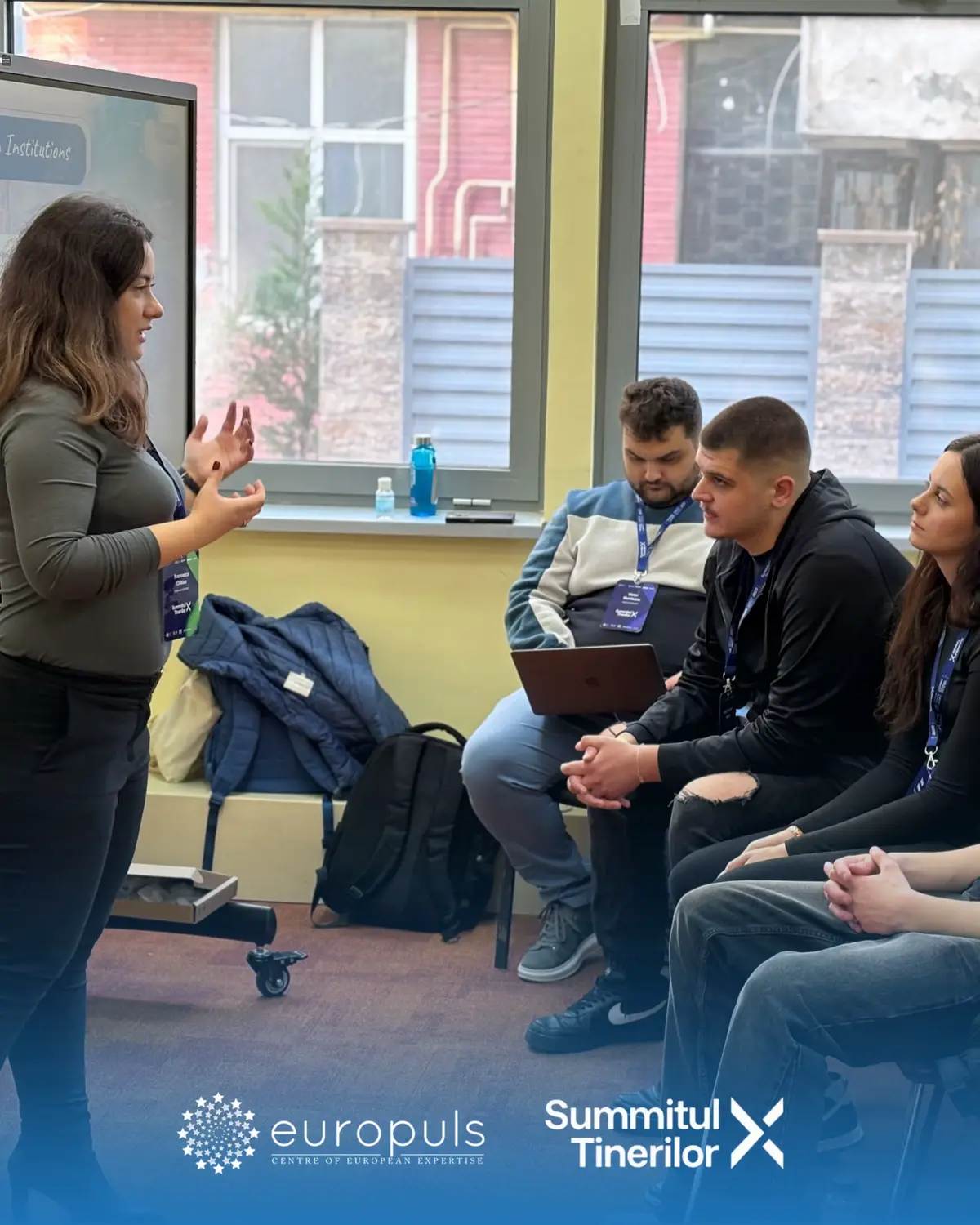 🤩 Europuls este prezent la cel mai amplu eveniment al mișcării de tineret din România - Summitul Tinerilor X!  🇪🇺 Ieri, echipa noastră a organizat atelierul interactiv „Către viitorul european!“, moderat de Maria Francesca Cristea, Head of Policy&Programs, alături de voluntarii Europuls Antonia Călin, Denisa Popescu și Theodor Nedelcu.  Am discutat despre cum funcționează instituțiile UE, iar apoi tinerii au simulat negocierea reducerii vârstei de vot la 16 ani. 🗣️ 🔗 Summitul Tinerilor X are loc în Vaslui,  desemnat „Capitala Tineretului din România în 2025”, sub conceptul #întinerEȘTI, coordonat de Federația Tinerilor din Vaslui. Evenimentul este organizat în parteneriat cu Consiliul Tineretului din România, Federația Tinerilor din Cluj, PONT Group și Banca Comercială Română (BCR). #tineri #oportunitati #romania #summitultinerilor 