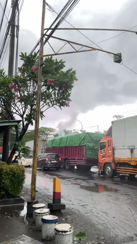 truk muat pupuk, timbul percikan api saat kondisi jalan macet total akibat pohon tumbang #terban #kudus #kudusviral #kudus24jam 