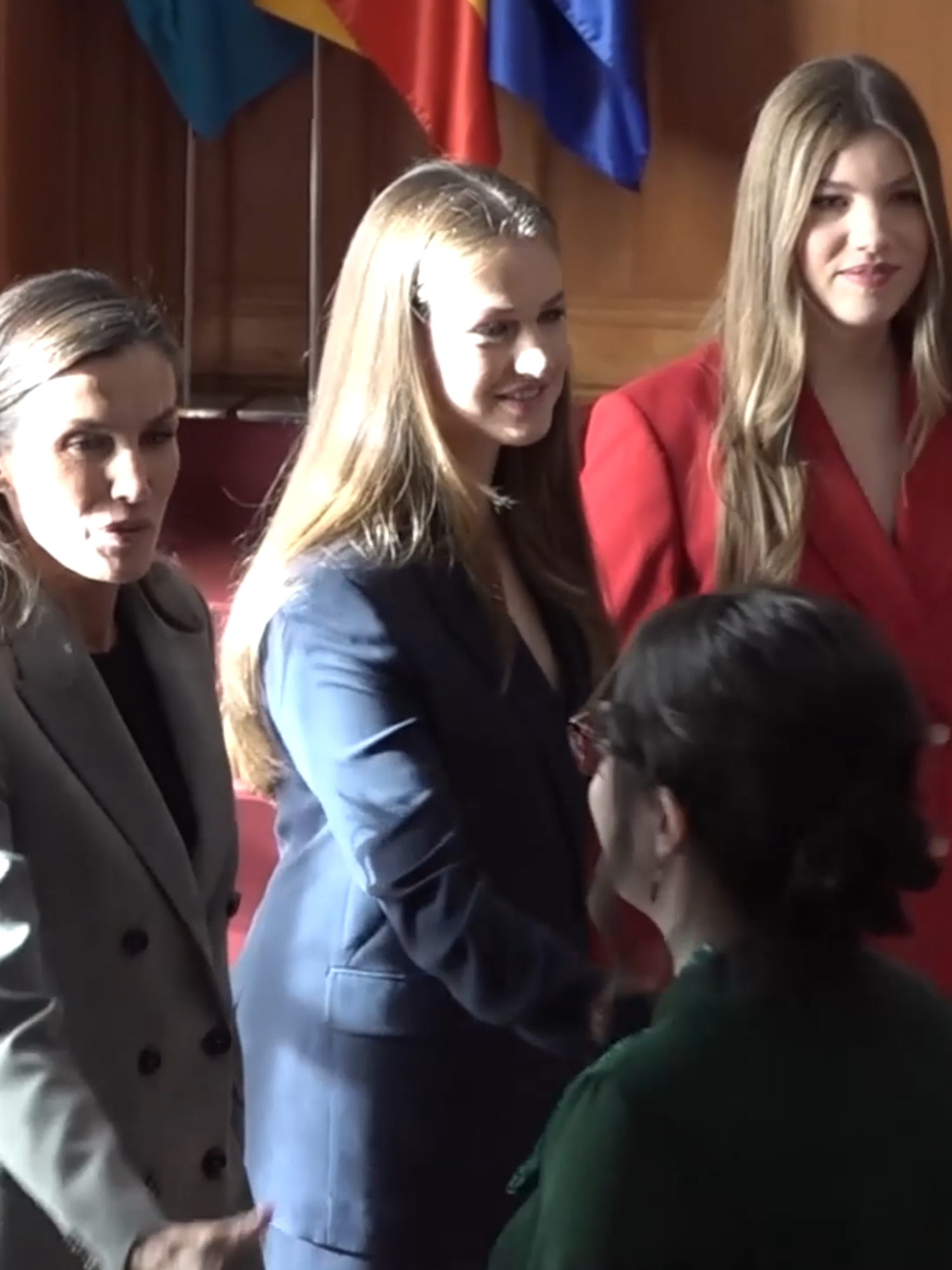 Después del concierto previo a la entrega de Premios Princesa de Asturias, los reyes y sus hijas han recibido esta mañana en el Hotel La Reconquista a los galardonados con los 'Premios Fin de Grado 2024' de la Universidad de Oviedo y a los reconocidos con las Medallas de Asturias 2025. Un acto en el que han derrochado simpatía y han ido sobre seguro estilísticamente hablando, apostando los cuatro por el traje de chaqueta. En este caso, y al contrario que sucediera anoche, las variaciones de los looks han sido cromáticas. Mientras el rey ha lucido un traje gris marengo, la reina ha optado por el gris claro. Sus hijas, por el contrario, han apostado por el azul -eterno azul de Leonor- y un llamativo rojo. Como sucede en casi todos los eventos que comparte con sus hijas, la reina Letizia les ha cedido hoy el protagonismo eligiendo un look especialmente discreto. Un dos piezas gris, que no ha estrenado, y que ha lucido sin embargo de manera impecable. Se trata de un traje de chaqueta de Mango que estrenó por estas fechas el año pasado y que se podía encontrar en la web de la firma por unos 150 euros. Su particularidad radica en los seis botones negros, dispuestos en dos hileras, y su corte actual. Lo ha combinado con un top negro de cuello cerrado y sus zapatos Mary Jane de Sézanne que tanto le hemos visto últimamente. Y en la mano, uno de sus bolsos favoritos. El negro del modelo Doma de Carolina Herrera que también tiene en otros tonos. #Shorts #lujo #moda2025 #lifestyle #tendencias #TheLuxonomist #parati #letizia #infantasofía #leonor #princesaleonor