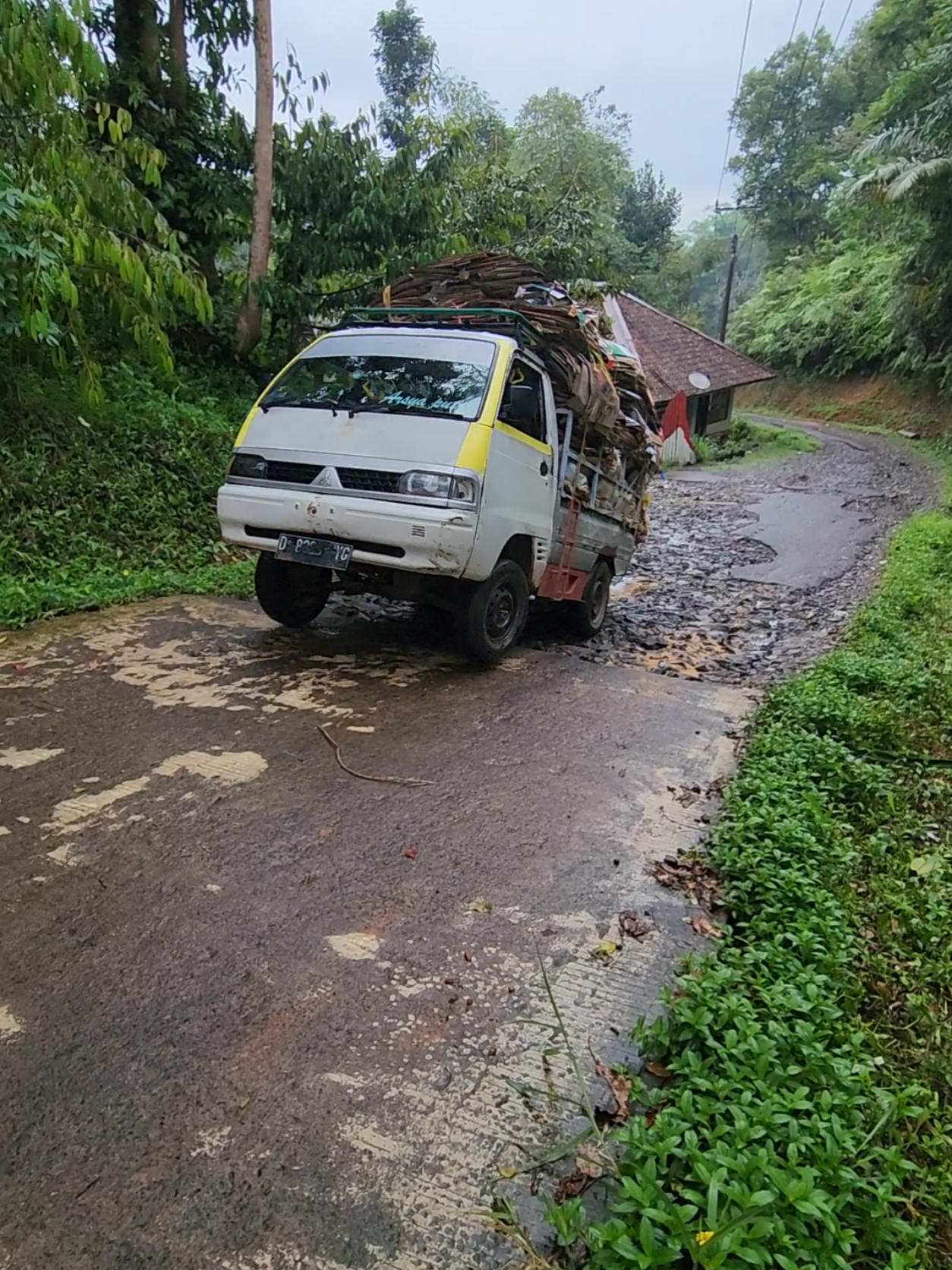 versi asli nya hanya ada d sini mobil pick up melayang² ban nya