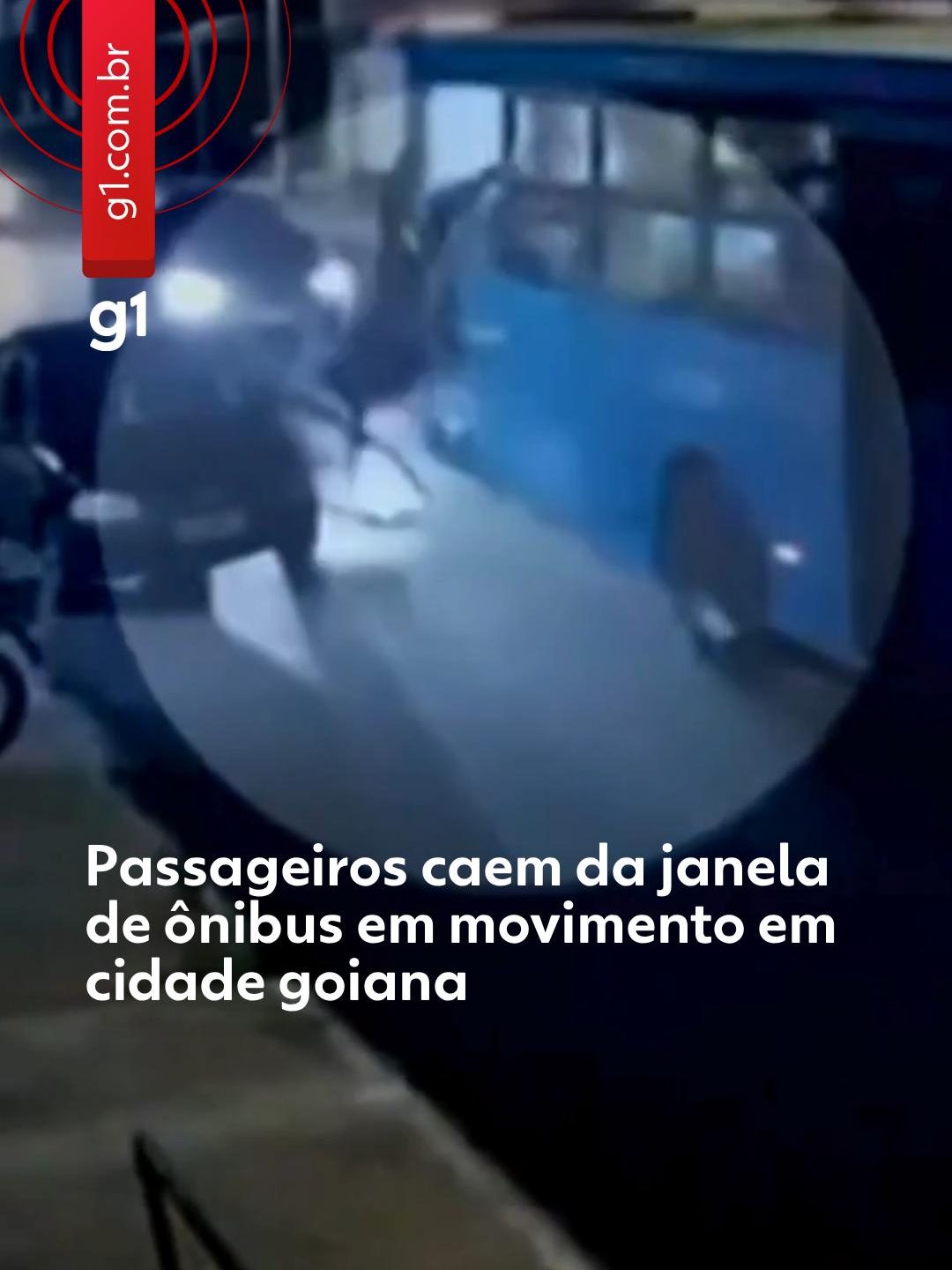 Jovens teriam brigado - Dois passageiros caíram da janela de um ônibus em movimento em Novo Gama, no Entorno do Distrito Federal. Um vídeo mostra o momento em que o veículo passa e os dois caem na rua.  No vídeo, dá para ver que duas pessoas caem por uma das janelas do ônibus: um deles se levanta e o outro fica no chão. No momento do acidente, há um certo movimento na rua. Uma testemunha disse que o ônibus estava com alunos e que um dos jovens teria dado um soco no outro. Uma comerciante que trabalha na rua onde o acidente aconteceu disse à TV Anhanguera que o ônibus estava descendo com vários alunos, porque era horário de retorno da escola, e que ouviu a pancada. Um rapaz caiu do ônibus e o outro caiu sobre ele.  Para a TV Anhanguera, a empresa Taguatur Transportes disse que, logo depois do acidente, o motorista prestou os devidos atendimentos, comunicou os órgãos responsáveis e os envolvidos foram levados para uma unidade de saúde próxima, e que tenta entender por que a janela caiu do coletivo. Para saber mais, clique em 'leia o artigo' #g1 #tiktoknotícias #janela #ônibus #passageiros #novogama #goiás