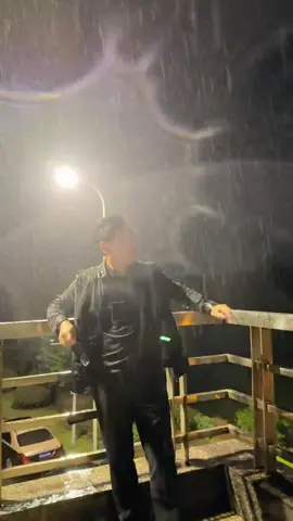 等我翻身上岸，这首歌我要循环1000遍，今天第二遍，我想对所有人说：谢谢等我的人，也谢谢不肯服输的自己。人车生活继续走，慢一点也没关系，只要方向对，终会到岸#翻身上岸#原创视频 #城市夜景#等我翻身上岸