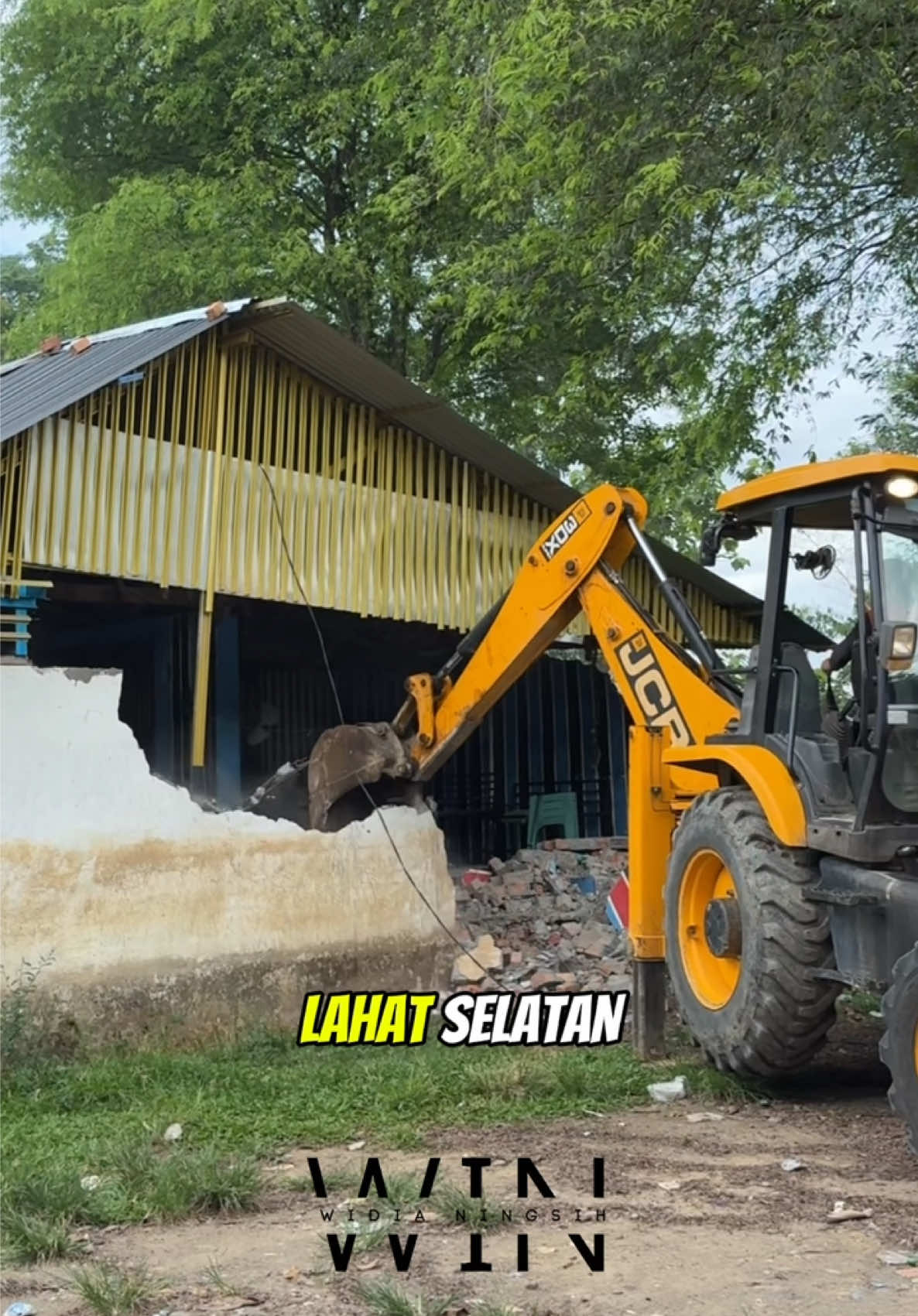 Wakil Bupati Lahat, Widia Ningsih, turun langsung mengawal aspirasi masyarakat Desa Tanjung Payang yang mengeluhkan keberadaan sejumlah kafe tanpa izin yang diduga sering dijadikan tempat hiburan malam.  Warga menilai aktivitas tersebut telah mengganggu ketertiban dan kenyamanan lingkungan. Menanggapi hal itu, Widia Ningsih menegaskan bahwa pemerintah daerah akan mendukung masyarakat Kabupaten Lahat untuk mengentaskan egiatan yang meresahkan masyarakat.  Ia juga mengapresiasi sikap warga yang menyampaikan aspirasi dengan tertib serta berkomitmen untuk mengutamakan ketenteraman dan keamanan masyarakat Lahat. “Pemerintah hadir untuk mendengarkan dan menindaklanjuti setiap keluhan masyarakat. Kami akan memastikan penertiban dilakukan sesuai aturan yang berlaku,” ujar Widia Ningsih. #WidiaNingsih #fyp #viral #Lahat #wakilbupati 