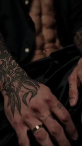 Don't worry.... #femalegaze #onlyveins #hand #tattoo #BookTok 