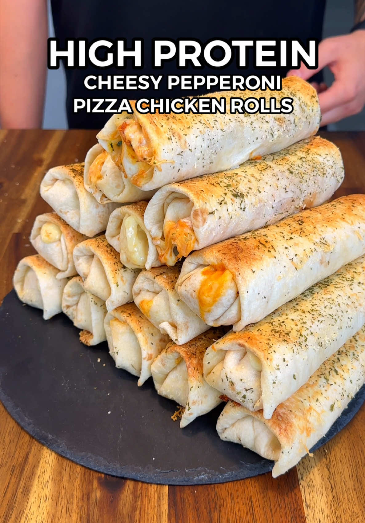 High Protein Pepperoni Pizza Chicken Rolls🍕🍗🌯 Easy 51g Protein Meal Prep💪🏼 (Macros: Per Roll - 15 Total) 364 Calories 14.5gC | 11.3gF | 51gP If you like recipes like these don't forget to check out my digital cook books! 📖 Includes over 280 of my easy & delicious recipes 👨🏻‍🍳 Ingredients: 2.1KG Boneless & Skinless Chicken Breast (raw weight - butterfly/slice chicken in half) 1 Tsp Garlic Powder, 1 Tsp Onion Powder, 1.5 Tsp Smoked Paprika & 1.5 Tsp Salt 200g Sliced Mini Pepperoni (turkey pepperoni, beef pepperoni or regular pepperoni) 350g Pizza Sauce/Marinara  160g Low Fat Cream Cheese 10g Grated Parmesan Cheese 4 Diced Garlic Cloves 120ml Sriracha/Hot Sauce Freshly Chopped Parsley 15 Warm Medium/Large Tortillas (Mission Carb Balance Tortillas) 25g Shredded Light Mozzarella (per roll) Optional Toppings: Grated Parmesan & Dried Parsley Flakes Important Notes: - Warm your tortilla in a hot pan for about 30 seconds each side before rolling. This makes it soft and flexible so it doesn’t crack or tear when rolling it.  - To get the same amount of filling in each roll weigh the total mix first then divide that number by 15. That’s how much to add per roll so they’re all as even as possible. #pizza #burrito #chicken #mealprep #highprotein  