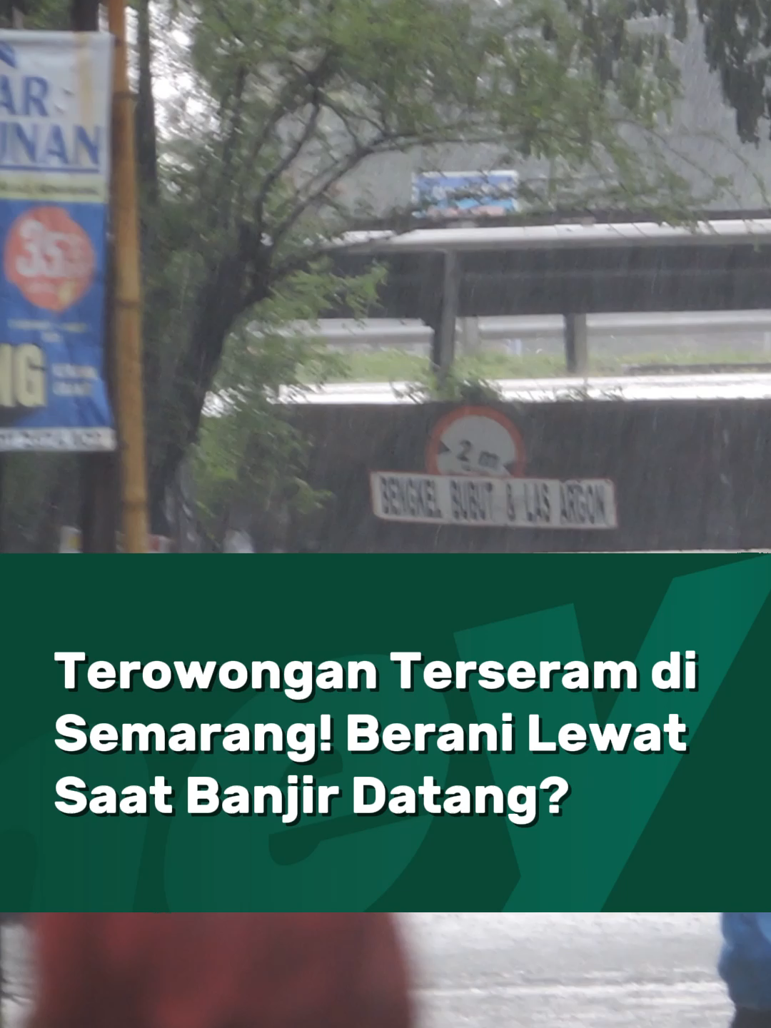 Bayangin tiap kali hujan deras, terowongan di bawah Jalan Tol Tanjungmas–Srondol ini berubah jadi kolam besar! Terowongan di Jalan Karangingas yang biasa jadi akses utama warga, bisa tergenang air sampai seperut orang dewasa.  Kamu sendiri berani lewat sini pas lagi banjir cah? #HeySemarang #WongSemarang #SingPentingGayeng #BanjirSemarang