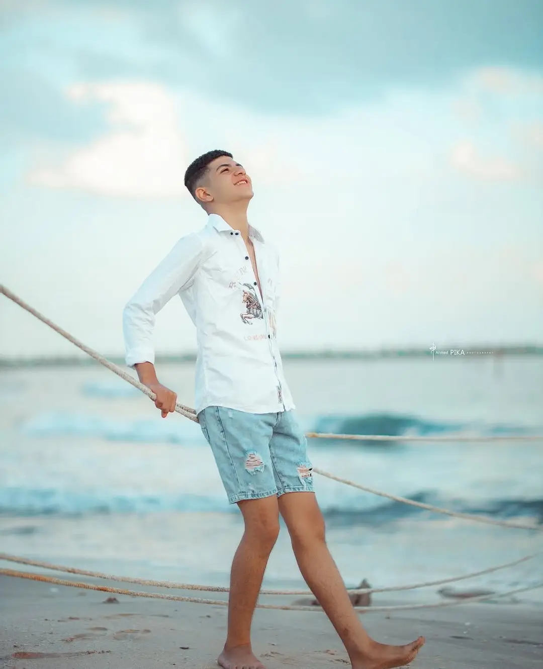 لي كده ي عمر خلاص مشيت والله منا مسدق لحد الواقتي متتعزش علي الي خلقك ي نور عيني ملحقتش تفرح ولسه بدري عليك ي اخويا يريتك مكنت مشيت من معايا بس ده نصيبك ومكتوبلك انا لحد الواقتي شيفك معايا انت اكتر من اخويا ي عمر انت لسه موجود مموتش خلاص كل حاجه ختها معاك معدش ف اي حاجه من غيرك ي اخويا وصاحب عمري انت لسه قيلي هنشتغل سواا يلا خلاص من غيرك معدتش حاجه مستها من بعدك عانيي لي ي صحبي كده والله انت كنت حاسس بس معرفتنيش لي يعني بدل مفرحلك ابكي عليك ونت لسه بدري عليك لي كده يارب بتاخد اعز الناس لي مين هيرن عليا من بعدك ي اخويا م قادر اقول الله يرحمك بس هتفضل قدامي ف كل سنيه ونت معايا فيها ومش هنساك ي نور عيني الله يرحمك ويغفرلك ويجعله م أهل الجنه عريس الجنه ي قلب اخوك😭💔💔