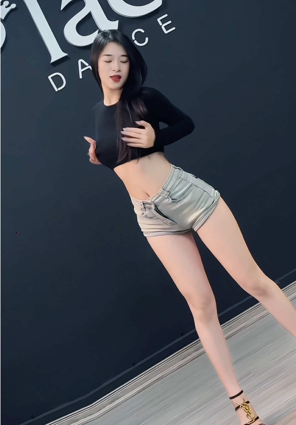 Nhạc chị Ngọc gu em :)) gu lớp em . Bài này dựng  cho hvien nhảy nên dễ dễ thui. Mà sợ k có clip đăng nên quay tạm 🥲@Tú Quyênn #xuhuong #viral #Qdance #feelbar 