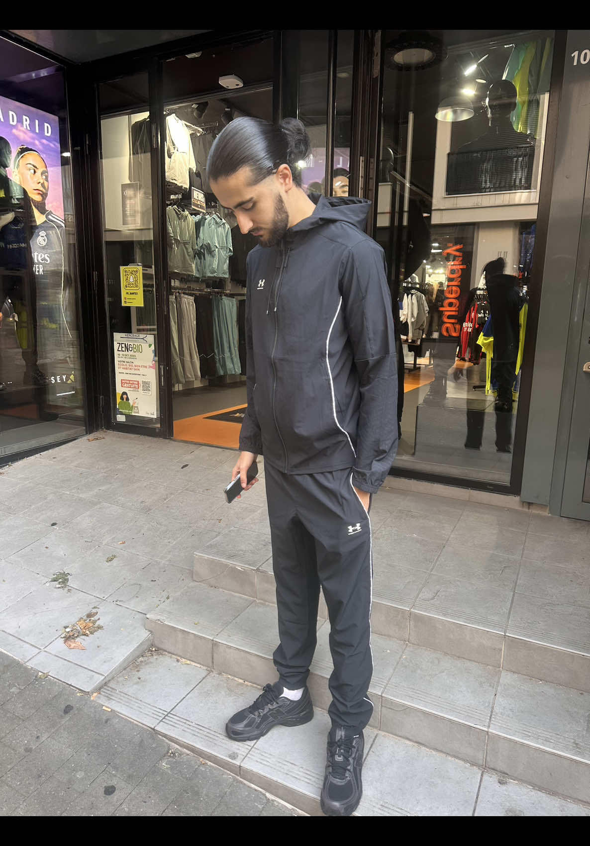 🖤 UNDER ARMOUR – UA M CHALLENGER PRO TRACKSUIT 🖤 Nouveau drop dispo chez Footkorner Nantes 👟 Un ensemble entièrement technique et stylé, conçu pour la performance et le confort 🔥 Tissu respirant, coupe ajustée, finitions réfléchissantes et capuche intégrée : parfait pour un look sport & street à la fois. 👕 UA M Challenger Pro Tracksuit – 130 € 🎨 Coloris : Noir 📍 En exclusivité chez Footkorner Nantes, 10 rue Scribe  #Footkorner #FKNantes #UnderArmour #ChallengerPro #NewDrop   