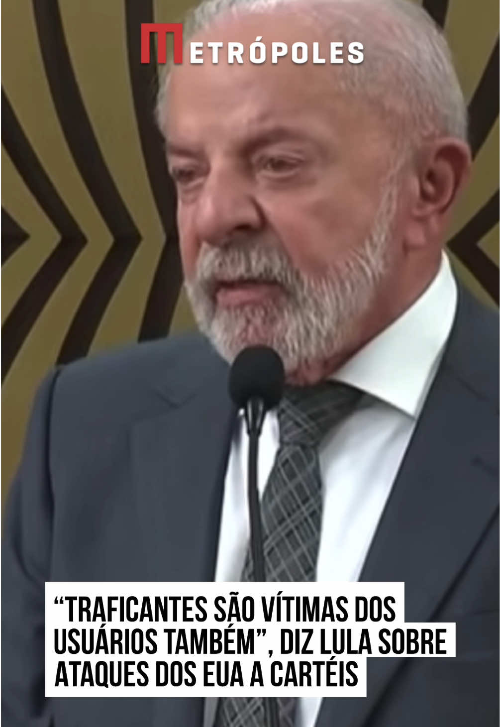 O presidente Luiz Inácio #Lula da Silva (PT) disse, nesta sexta-feira (24/10), que “traficantes são vítimas de usuários também”, ao comentar as ações do governo de #DonaldTrump, dos Estados Unidos, contra o tráfico internacional de drogas na #Venezuela. “Toda vez que a gente fala de combater as drogas, possivelmente fosse mais fácil a gente combater os nossos viciados internamente, os usuários. Os usuários são responsáveis pelos traficantes, que são vítimas dos usuários também”, disse o chefe do Planalto em entrevista a jornalistas na Indonésia. “Ou seja, então você tem uma troca de gente que vende porque tem gente que compra. Tem gente que compra porque tem gente que vende. Então, é preciso que a gente tenha mais cuidado no combate à droga”, completou. #tiktoknotícias