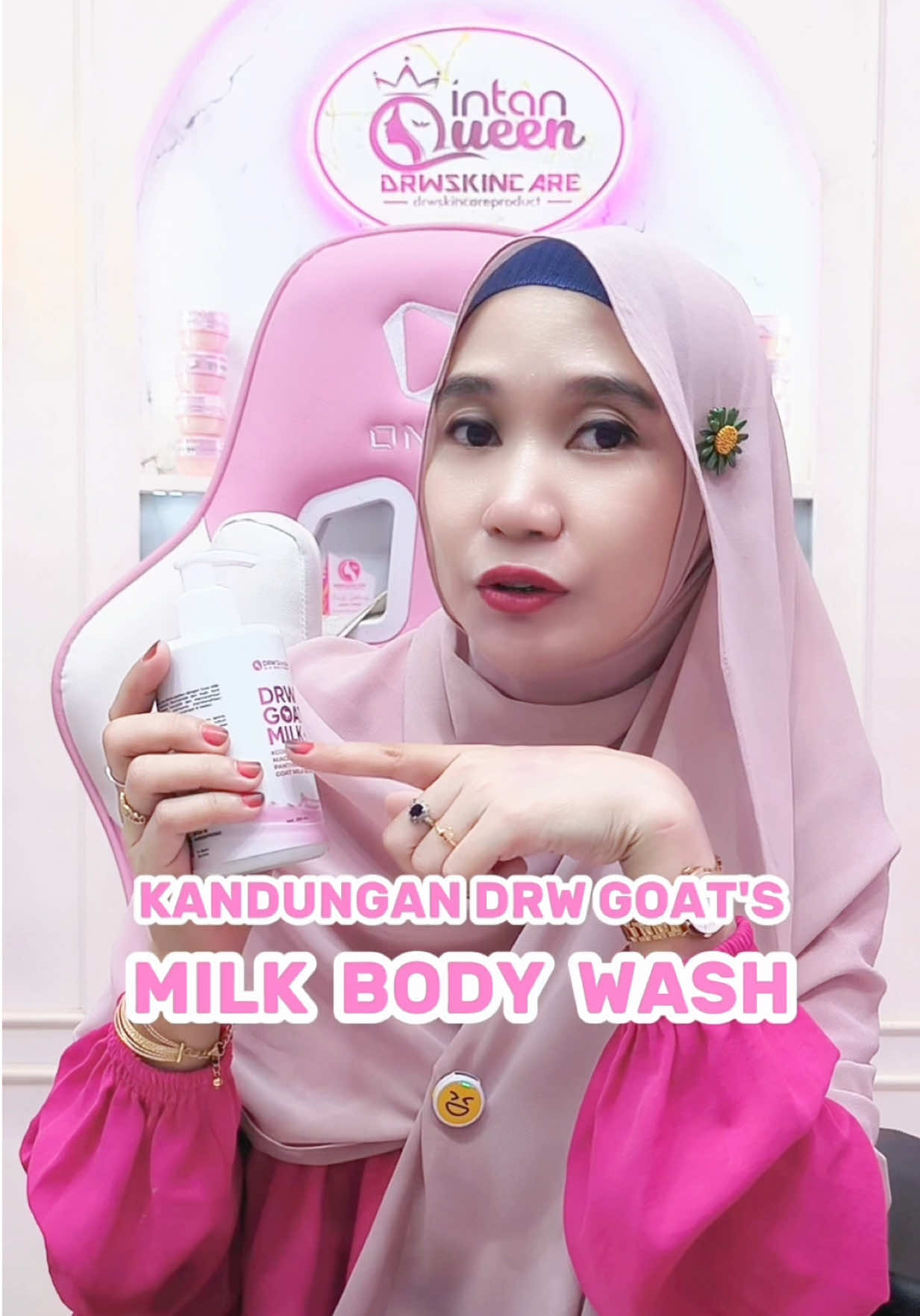 DRW Goat’s Milk Body Wash Sabun Mandi Kojic Cair plus Susu Kambing… Yang merupakan Sabun Mandi Agen Pencerah yang Mudah, Praktis dan Aman digunakan sehari - hari… Cek Manfaatnya untuk kulit : ✅Kojic Acid & Niacinamide : Membantu mencerahkan & mengurangi hiperpigmentasi atau warna bintik hitam pada kulit ✅Panthenol: Membantu melembapkan & menenangkan kulit.. ✅Goat Milk Extract (Susu Kambing) : Membantu menghaluskan & melembutkan kulit Tujuannya : Untuk Membersihkan kotoran & Sel kulit mati , menutrisi, dan mencerahkan kulit tubuh. Yuk, mulai rutinitas cantik bareng DRW Goat’s Milk Series💗 #GoatsMilkSeries #BodycareRoutine #drwskincare #drwskincareproduct #tipsdrwjember
