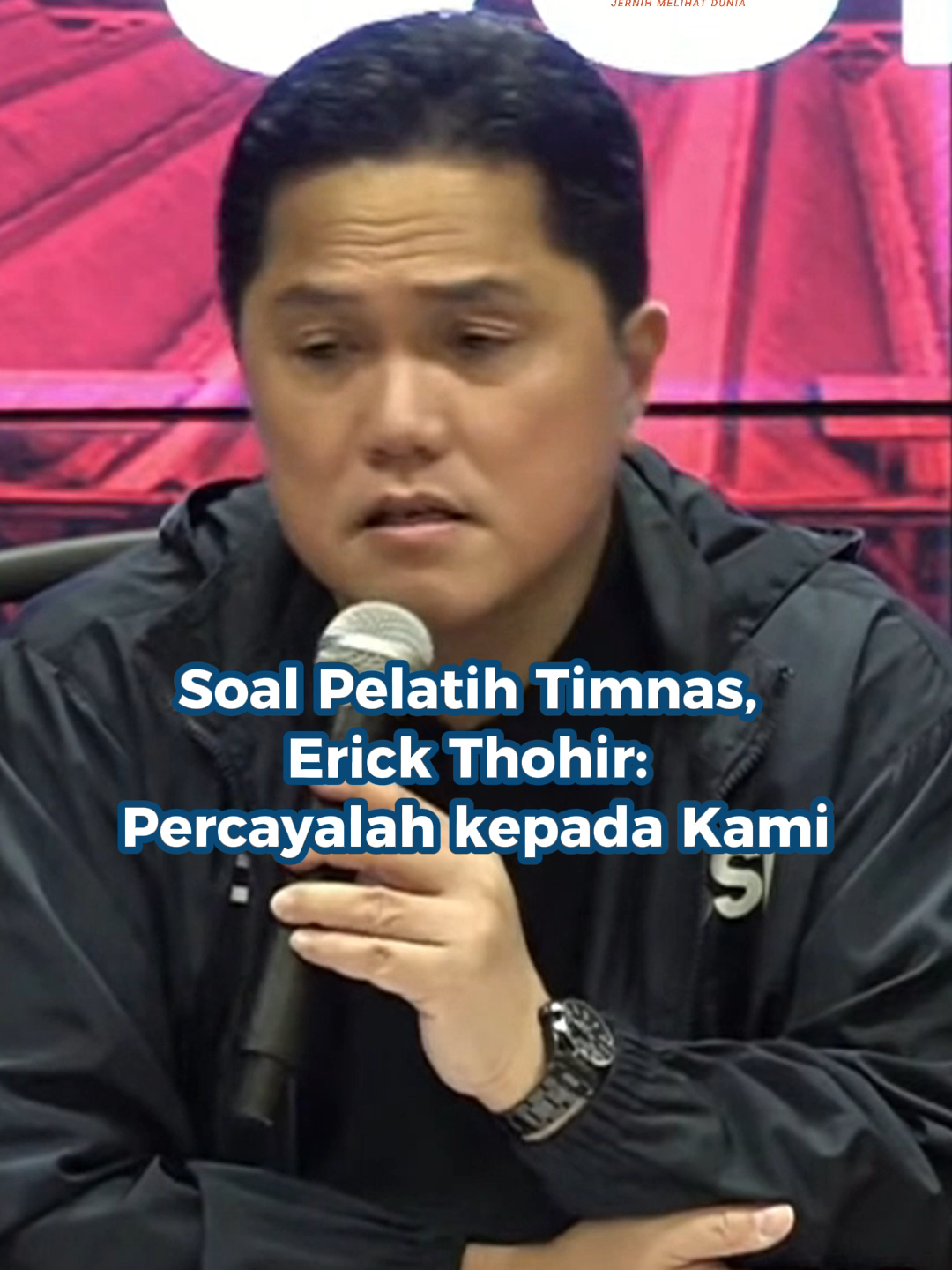 Ketua Umum PSSI Erick Thohir buka suara dalam konferensi pers PSSI di Jakarta, Kamis (24/10/2025).  Ia menegaskan rumor soal calon pelatih baru Timnas Indonesia, termasuk nama Louis van Gaal dan Frank de Boer, tidaklah benar.  Ia juga mengatakan, PSSI masih terus meyakinkan stakeholder internasional sebelum memutuskan siapa pelatih baru yang akan memimpin skuad Garuda. Kreatif: Jessica Meisya Kurnia Produser: Reza Kurnia Darmawan ~J #ErickThohir #Timnas #PSSI #Indonesia ##cut