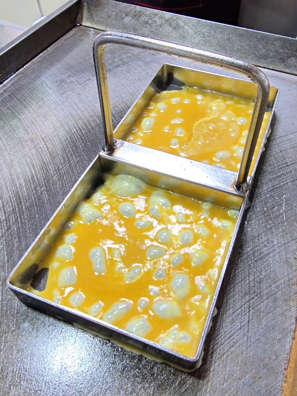 Cheesy Korean Egg Toast That MELTS on the Grill  | Street Food Skills You’ve Never Seen Before 📍 이삭토스트 NC불광점 (Isac Toast – NC Bulgwang Branch) 서울 은평구 불광로 20, NC백화점 불광점 9층 D10호 📍 NC Department Store, 9F D10, Bulgwang-ro 20, Eunpyeong-gu, Seoul ⏰ 운영시간 (Business Hours) 10:30 ~ 19:30 (백화점 영업시간에 따라 변동 가능) 🕒 10:30 AM – 7:30 PM (May vary depending on department store hours) 🥪 대표 메뉴 (Best Menu Picks) 햄치즈토스트 – 3,300원 / Ham & Cheese Toast – 3,300 KRW 베이컨베스트 – 4,300원 / Bacon Best – 4,300 KRW 불고기MVP – 4,800원 / Bulgogi MVP – 4,800 KRW 💡 포인트 (Highlights) 불광역 바로 연결이라 접근성 최고! 백화점 푸드코트 안이라 자리도 여유 있고, 간단하게 한 끼나 간식용으로 딱 좋은 곳 🍳 🚇 Direct access from Bulgwang Station, super convenient! 🍽️ Located in a spacious food court – perfect for a quick meal or snack. 🧀 Cheesy egg toast sizzling on the grill — simple yet addictive! #southkorea #korean #koreanfood #streetfood #seoul 