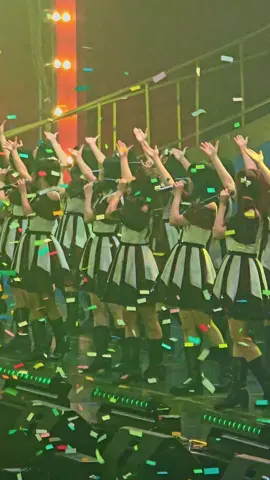 semua bisa dihadapi tapi kalo udah green flash summer fest & full house yang maju saya mundur aja. tiap denger lagu ini masih kebayangnya formasi gen3 ber 4 (ssc shn grc mpen) 😿— gaya sok kuat walau terlihat dengan jelas ☝🏻😔 #JKT48 #graciajkt48 