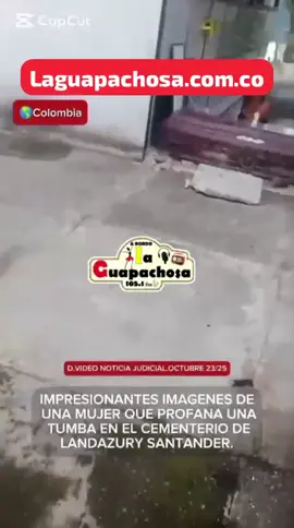 Una mujer profanó una sepultura en Santander para bañar y vestir al difunto. Por sus propios medios, retiró la lápida de la bóveda, sacó el cajón, levantó una de las tapas y empezó a hablarle al cadáver, como si estuviera vivo. Ocurrió este miércoles en el cementerio del municipio de Landázuri, en Santander, aprovechando que el sepulturero estaba incapacitado porque padece dengue. Sin embargo, él había abierto el camposanto a primera hora de la mañana para permitir la visita de dolientes a sus muertos. Y justamente alguien que observó lo que ocurría, le dio aviso al sepulturero y a los padres de Diego Expedito Moreno Rojas, cuyo cuerpo había sido inhumado el 24 de julio de 2025, según confirmó a #Ecolecuá el párroco de esta población de la provincia de Vélez, sacerdote Bayron Alexander Martínez. El sepulturero llegó con afán, en medio de su convalecencia, y activó la grabación en video de su celular para documentar la evidencia. 