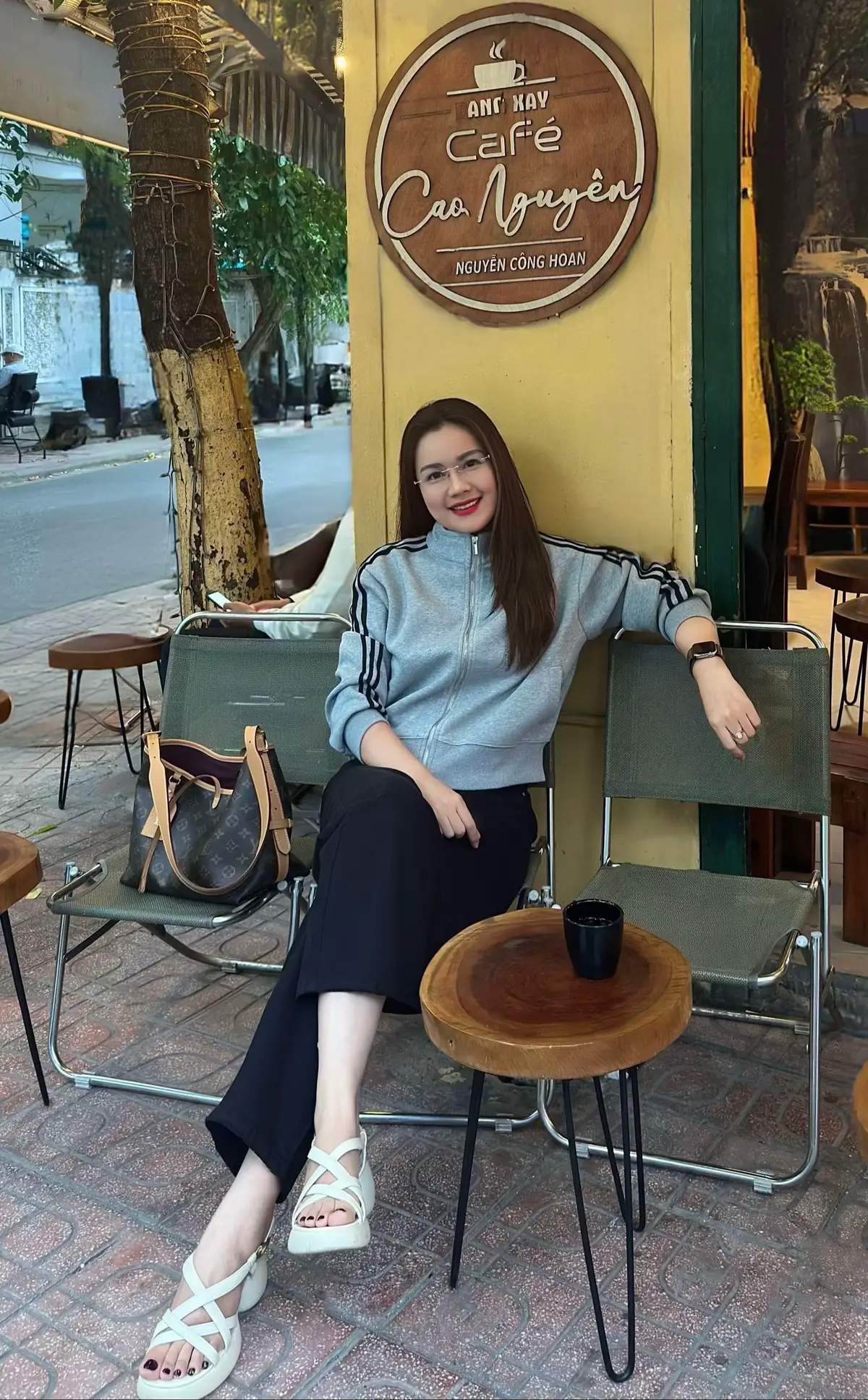 Được hôm rảnh mà cười toe toét cá!🤭