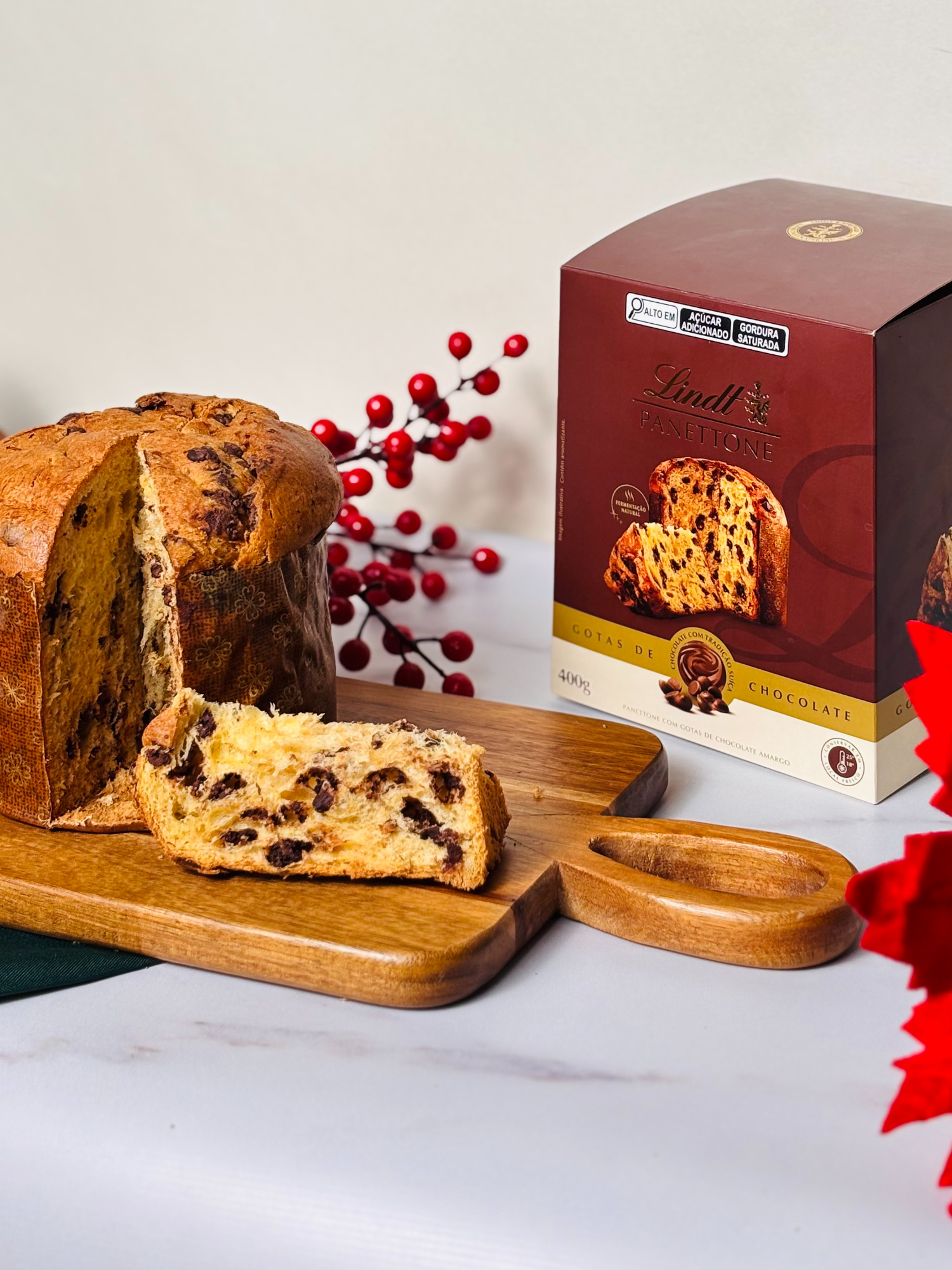 🎄 Um Natal sofisticado pede panetone @lindtbrasil. Feito com a tradicional massa amanteigada, ele ganha um toque especial com gotas de chocolate suíço meio amargo. 🇨🇭 🤌 Perfeito para quem aprecia sobremesas refinadas, equilibradas e cheias de personalidade. Leve essa edição especial pra casa e torne suas celebrações ainda mais saborosas. 🤤 🛒 #BigNovidade disponível nas lojas. Garanta já o seu.