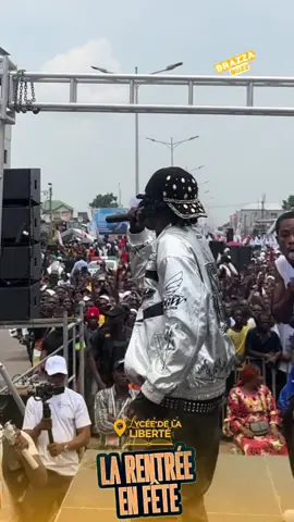 ‼️Le phénomène du moment @tete_kesh sur scène lors du méga concert gratuit organisé par La Casa Event, célébrant la reconstruction du Complexe scolaire La Liberté 🇨🇬 📍 Complexe scolaire La Liberté – Talangai W// : @snpcgroupe #pourtoi #brazzabuzz🇨🇬 