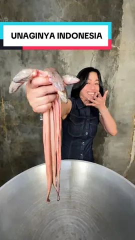 Ada yang suka Belut? Unaginya Indonesia. Di goreng kering dan di makan dengan Sambal Korek ternyata enak rek.  Kalau urusan kesehatan jangka panjang jangan ragu jangan bimbang langsung konsumsi Black Garlic Madu @alamme #awurawuremplok #faridanurhan 