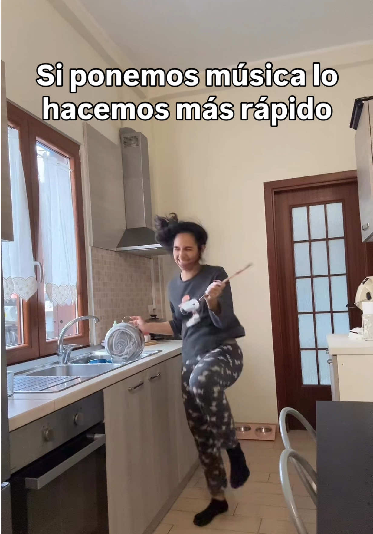 Dos horas limpiando platos 🤣💃 #labatidora #oldschool #reggaeton #motivacion #baile 