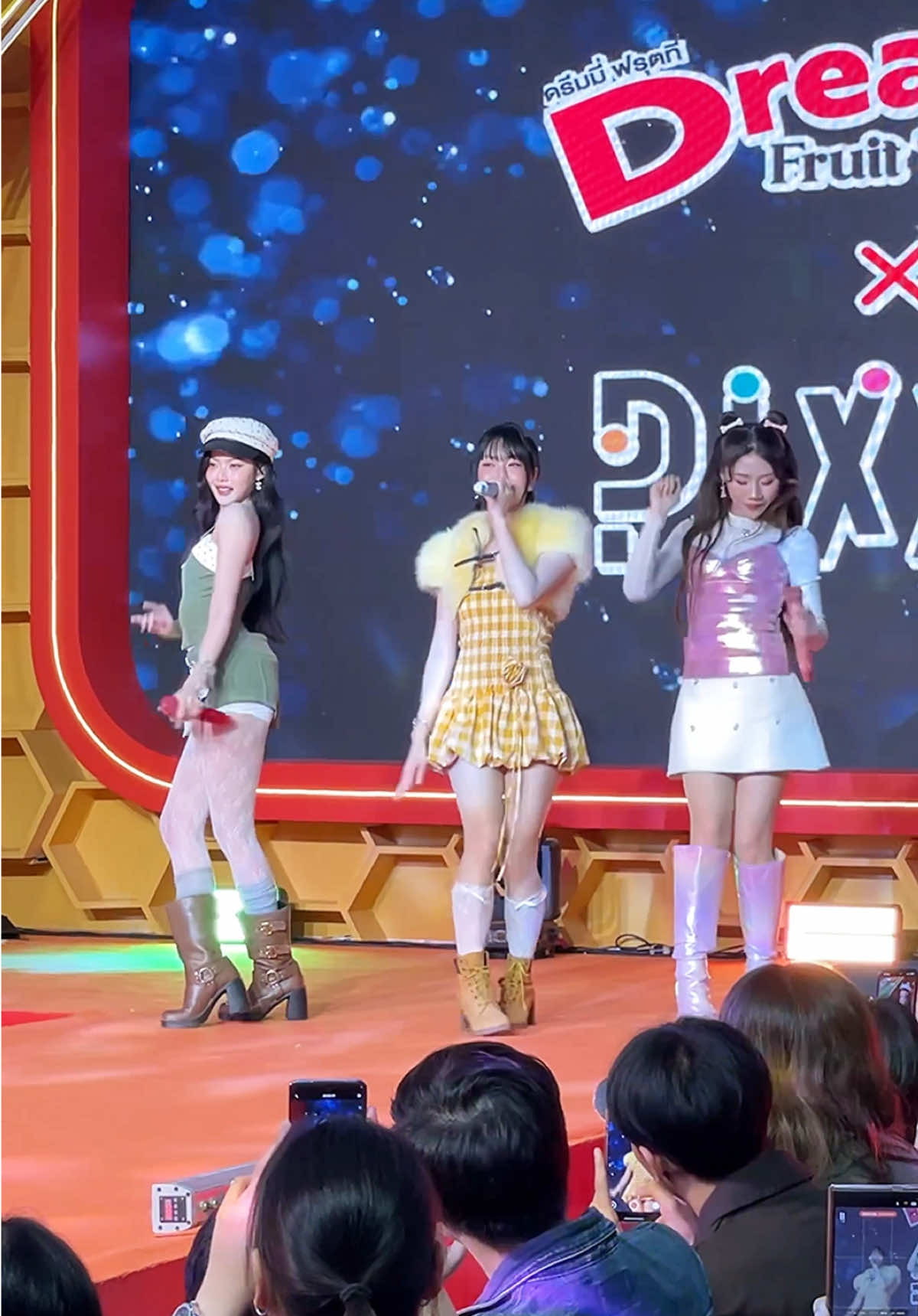 PiXXiE - ติดฝน (rain) Live at Dreamy Fruit Tea : Fruit Fun Fresh #PiXXiE #Dreamy  #DreamyFruitTea  #DreamyFruitTeaXPiXXiE 