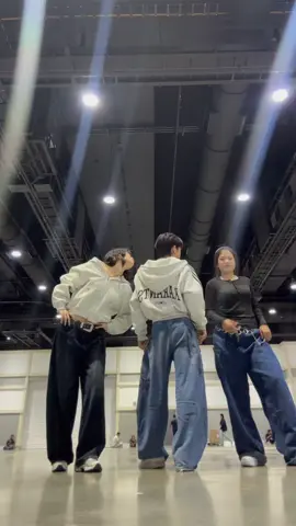 (dc: @kipittok) out now! @TYLA 🔥💕 w/@Mayphattt @Oilnicha.P #dancechallenge 