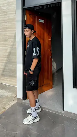 Outfit Kaos oversize hitam 🖤#kaos #kaosoversize 