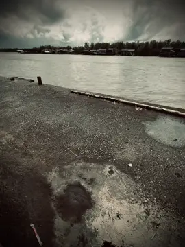 爱情不是以分手而告终，而是以两个曾经深爱彼此的人沉默收场。 