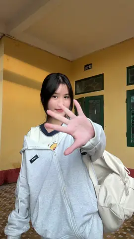 vid quay từ thứ 5 (của 2 tuần trước=)))) ) lúc đấy mặc hoodie nóng xỉu còn h là auto 4 lớp áo #xiuling4226 #schoolgirl #dance #fyp 