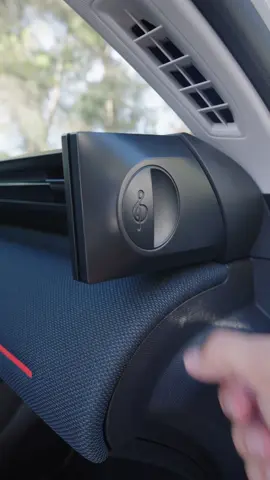 Cum se AUDE la Interior Noul Citroen C5 SUV? 🔍 În acest video descoperi: Citroen C5 Aircross 2025 este un model ce-și face debutul într-un segment plin de mașini reușite. Acestea fiind zise, noul SUV Citroen C5 reușește să se impună în segment utilizând caracteristica specifică Citroen - confortul! Da, mașina din video este un SUV Phev aparent greoi, dar suspensia specifică lui Citroen C5 2025 reușește să ofere confortul pe care alte mașini îl obțin doar utilizând componente mult mai scumpe. Citroen nu utilizează suspensie pneumatică sau amortizoare adaptive, pur și simplu francezii știu cum să construiască o suspensie confortabilă. Acest SUV Citroen C5 poate fi cumpărat în 3 variante de motorizare - 2 termice și una electrică. Varianta de bază este un C5 Aircross cu sistem mild hibrid 1.2 turbo în 3 cilindri ce dezvoltă 145 cai putere, toată puterea este transmisă la puntea față utilizând o cutie dublu ambreiaj în 6 rapoarte. Pentru cei cu buzunare mai adânci există și un SUV Phev în gama noului C5 Aircross 2025 - la bază se utilizează un 1.6 turbo în 4 cilindri și un motor electric, astfel cutia automată dublu ambreiaj în 7 rapoarte pune 195 cai putere la puntea față și autonomia pur electrică urbană poate ajunge până la 100 de kilometri. Dacă vrei să te propulsezi pur electric, o poți face cu cei 125 cai putere ai motorului electric, dar prețul acestui PHEV pleacă de la 40.000 euro.  Pentru iubitorii de mașini electrice, există o variantă de 210 cai putere ce oferă autonomie de circa 500 kilometri.  În România, prețurile pleacă de la 32.000 Euro, ceea ce înseamnă că noul C5 Aircross 2025 se va lupta și cu Dacia Bigster. #citroen #masini
