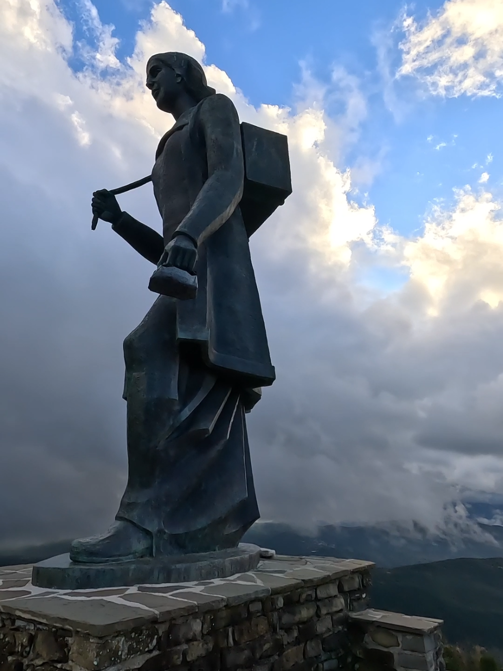 Μνημείο της Ζαγορίσιας Γυναίκας της Πίνδου - Ζαγοροχώρια 🇬🇷⛰️ #visitgreece🇬🇷 #greece #ioannina #zagorochoria 