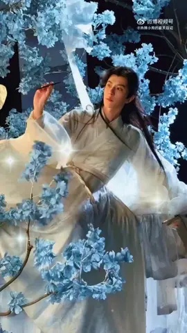 Chàng mượn nhân gian 37 năm Trả lại hồng trần ân với nghĩa Kiếp này không thẹn với thiên chẳng thẹn với địa Chỉ vậy là đã vui vẻ bình an Chàng thấy không ai cũng xót thương chàng Người sống tốt trời cũng tuôn mưa khóc Thương cho chàng cả một đời khó nhọc Mà vẫn cười rồi chẳng kể với ai Mông Lung ơi kiếp người vốn chẳng dài Chàng đã sống một đời không uổng phíĐến đây thôi mong chàng đừng bi lụy Buông xả rồi những hỉ lộ nhân gian Về đi thôi cõi thiện thuộc về chàng Chỉ có vậy mới bình an thanh thản Yu MengLong❤❤ #justiceforalanyu #justiceforyumenglong #于胧yumenglong #alanyu #YuMengLong