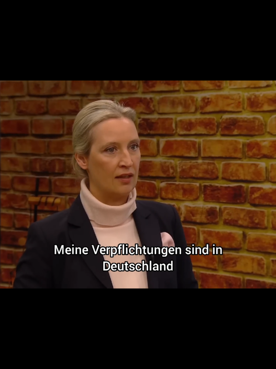 🇩🇪Alice Weidel-Ich lebe mit Sicherheitsvorkehrungen“ – Alice Weidel spricht offen über Drohungen und Politikversagen. Im Interview mit BILD Wahl-Total am 15. Februar 2025 gibt Alice Weidel seltene Einblicke in ihr Privatleben und die Folgen politischer Anfeindungen. Sie spricht darüber, dass ihre persönliche Sicherheit zunehmend gefährdet sei – ein Zustand, den sie als direkte Folge einer aufgeheizten politischen Stimmung in Deutschland bezeichnet. Gleichzeitig richtet Weidel deutliche Kritik an die Bundesregierung: Statt sich um den Schutz von Politikern aller Parteien zu kümmern, verliere man sich in Symbolpolitik und parteitaktischen Debatten. 🎯 Ein emotionaler Auftakt des Interviews – zwischen persönlicher Betroffenheit und politischem Angriff. 💬 Wie sicher ist politische Meinungsfreiheit heute noch in Deutschland?  #AliceWeidel #interview #Bild #talkshow #ger_bluehearts 