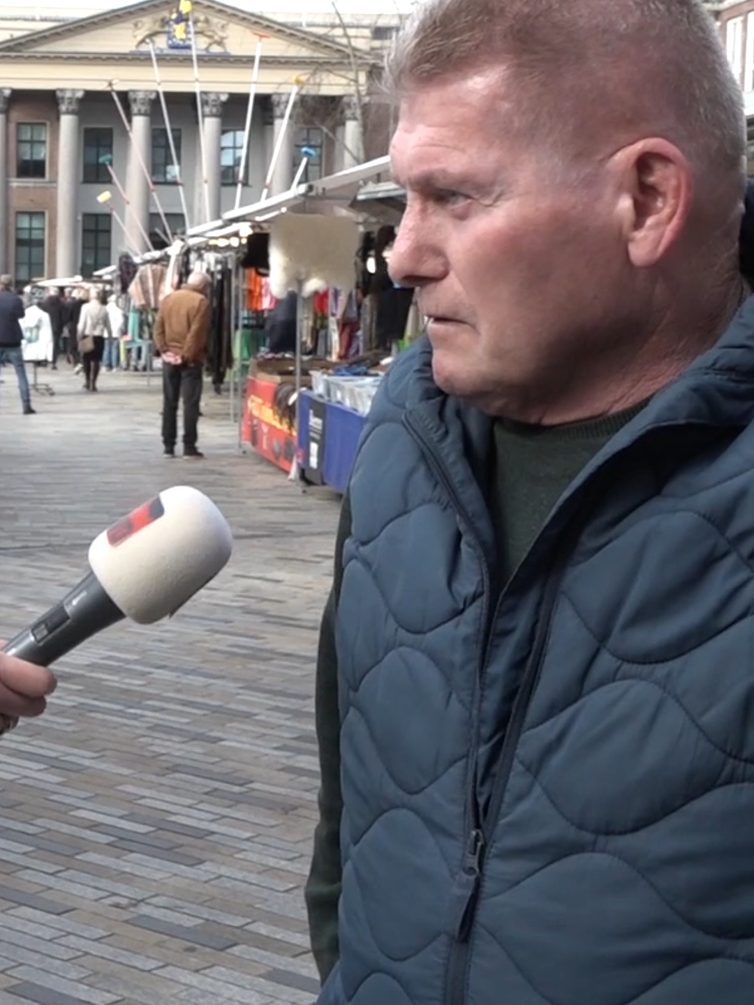 Waar stemmen de mensen op de markt op? Volledige aflevering om 16:00 op onze YT! #leeuwarden #markt #mariskasmarktpraat