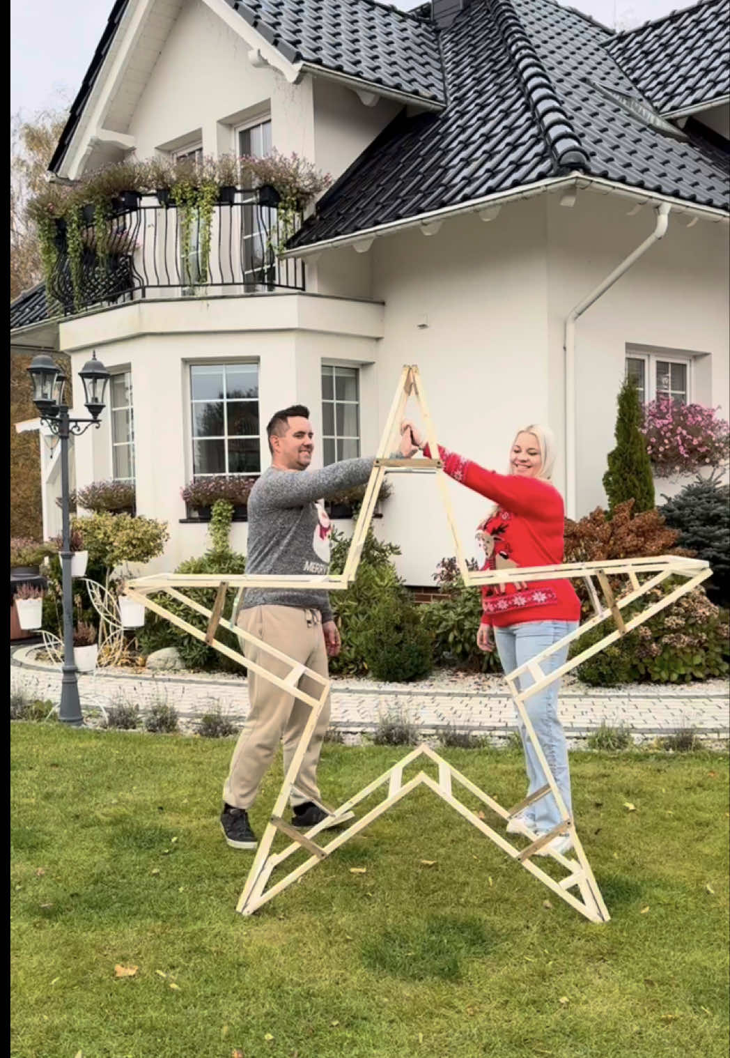 Mam i ja! ⭐️ Viralowa gwiazda z drewnianych koziołków!  Łatwa w montażu, tania (za 5 szt koziołków dałam 130zl) do tego tylko lampki (u mnie 100m - 1000 LED)  a robi efekt WOW! 🤩 Pomalowaliśmy ją farbą kryjącą do drewna QCOVER COVERING WOOD PAINT @qcoverpolska  Wybraliśmy kolor biały RAL9010 mat  Jesteśmy z niej bardzo zadowoleni, dobrze kryje, jest wydajna!  ‼️Z kodem DARIA5 macie 5% zniżki na wszystko ‼️ w @qcoverpolska  Już nie mogę się doczekać aż postawimy choinki i inne dekoracje świątecze! Uwielbiam ten czas!  To co, kto robi? A kto już ma? ⭐️⭐️⭐️ Reklama @qcoverpolska  #dom #Home #gwazda  #DIY #diychristmas       