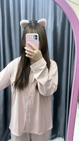 Vẫn là Hello Kitty nhưng nhẹ nhàng basic hơn. Mặc tầm se se lạnh ntn là oki nè #embe1m55 #genzreview95 #review #bongudaitay #hellokitty 