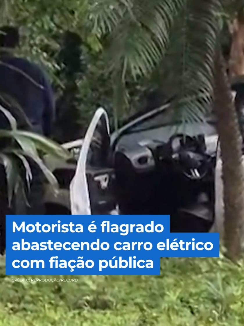 Um motorista foi flagrado utilizando uma ligação clandestina para recarregar seu carro elétrico em uma praça na avenida Europa, zona oeste de São Paulo. A situação levanta preocupações sobre possíveis riscos como incêndios ou choques elétricos na área devido à instalação improvisada. A companhia responsável pela distribuição de energia em São Paulo ainda não se manifestou oficialmente sobre as medidas que serão adotadas. 👉 Assista à reportagem completa do #BalançoGeral em R7.com/balancogeralmanha